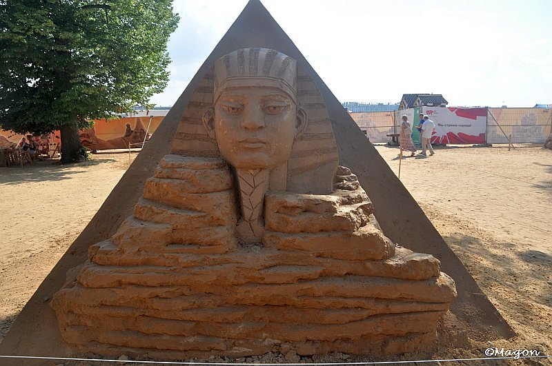 Пирамида и сфинкс из песка на Sand Festival в России